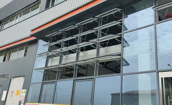 電動(dòng)消防排煙天窗.jpg 電動(dòng)消防排煙天窗.jpg